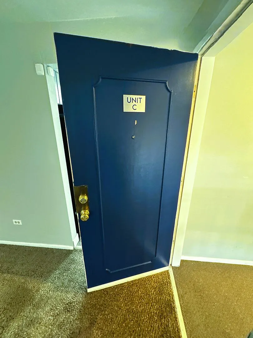 2BD Top-Floor Unit | Washer & Dryer Included | Shared Outdoor Space **Move-In Special** — Photo 4