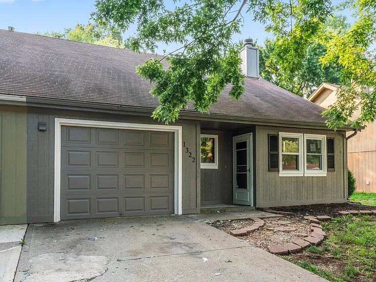 1322 N Harvey Dr — Photo 2
