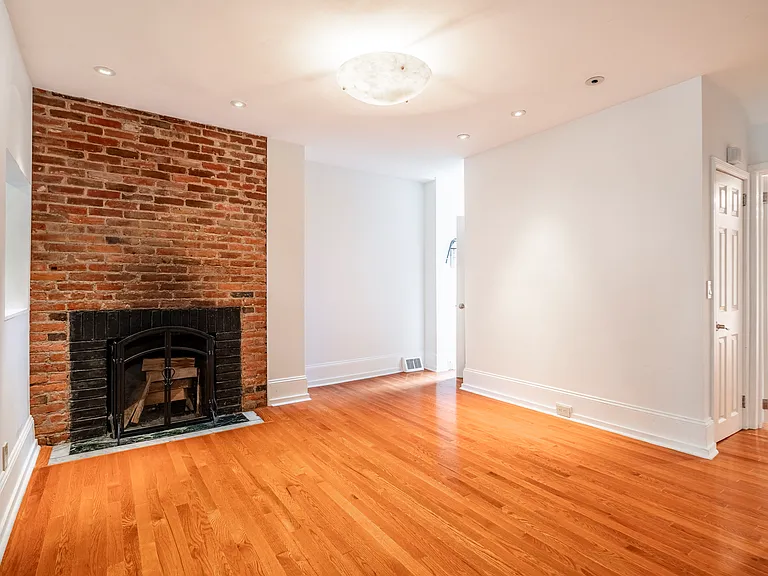 2228 Pine St — Photo 9