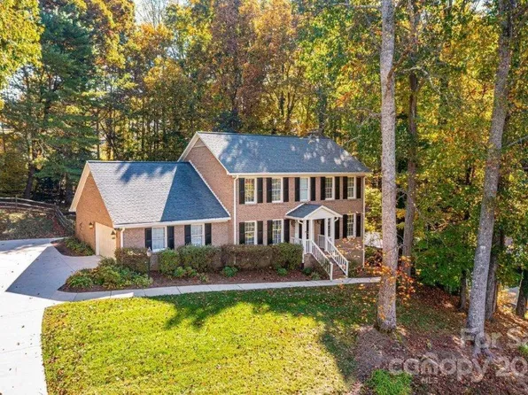 5392 Gunpowder Dr, Hickory, NC 28601