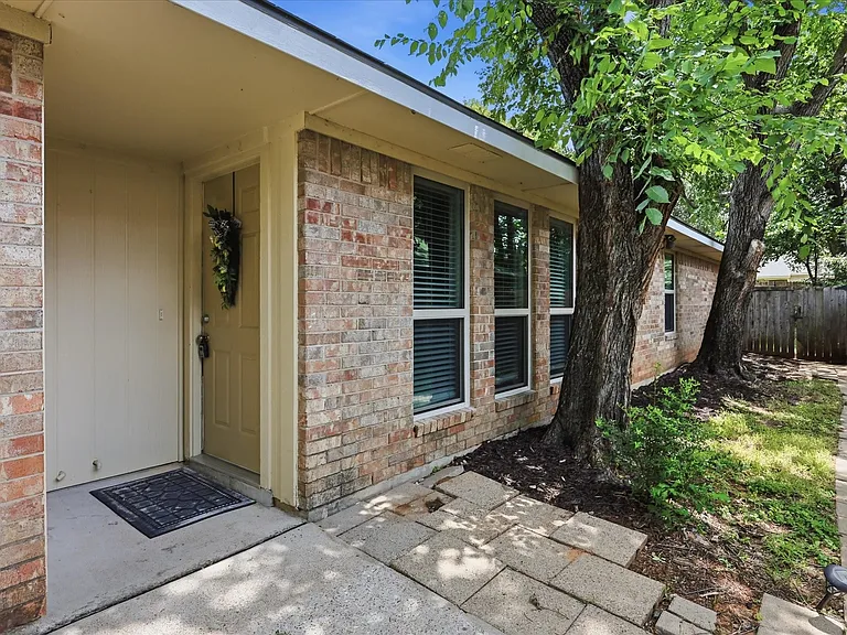 4203 Spring Meadow Ln — Photo 2