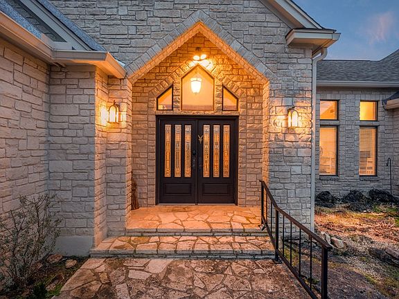 3rd image of 983 Shin Oak Way