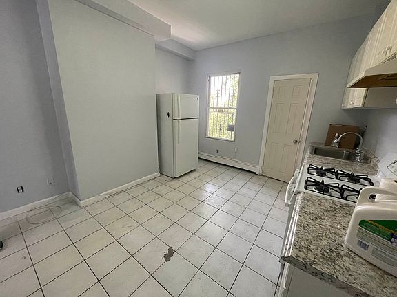 4th image of 4209 Broadway APT 1