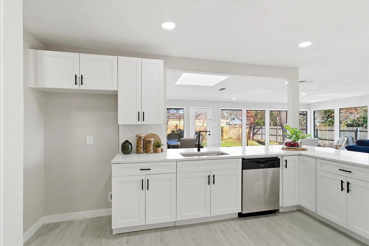4 bed, 2.0 bath, 2155 sqft, $2,700 — Photo 3