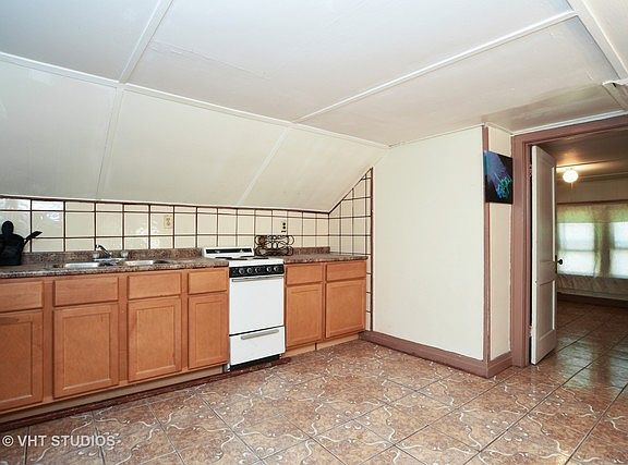 4th image of 805 Massena Ave