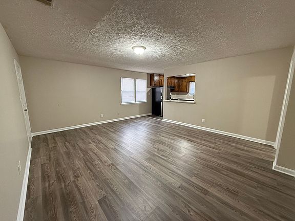 3rd image of 2071 Cantrell Ln