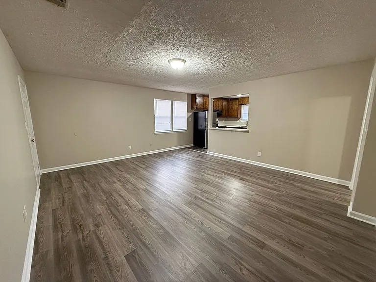 2071 Cantrell Ln — Photo 3