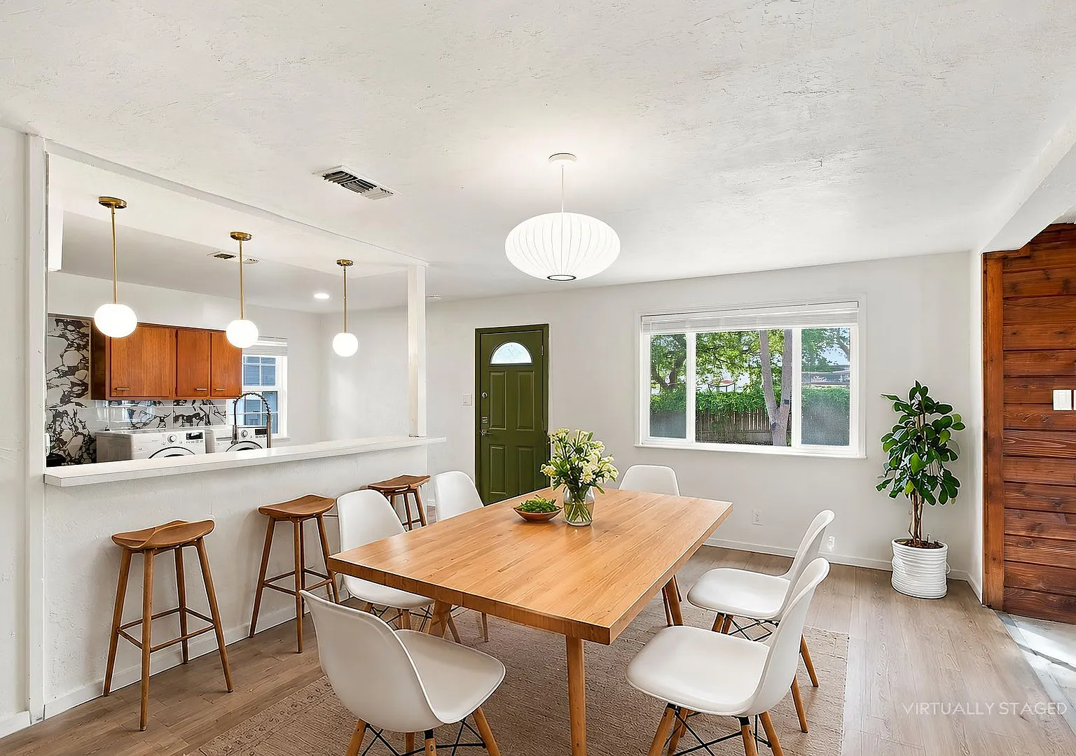 Recently Renovated 4/2 Home in South Austin with Huge Yard — Photo 1