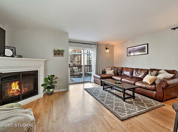 2nd image of 1221 N Damen Ave