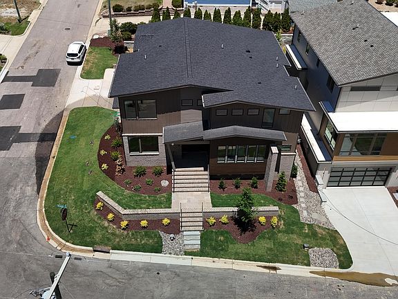 4th image of 403 Waldo St