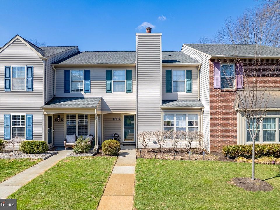 1st image of 13-7 Stuart Dr