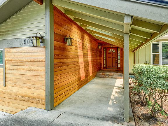 3rd image of 904 Hillview Dr