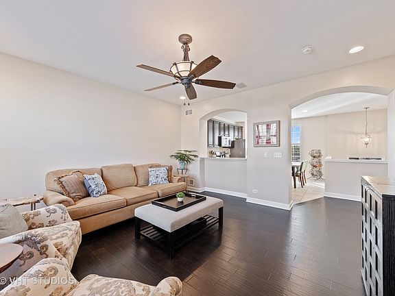 3rd image of 812 E Wing St