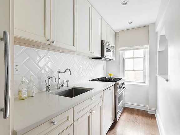 5th image of 45 Christopher St APT 3G