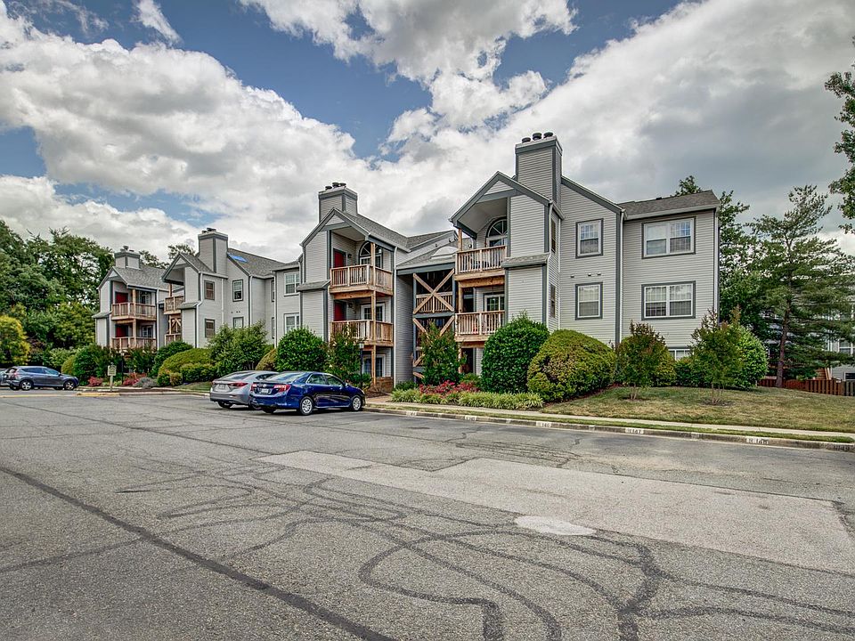 1st image of 6905D Victoria Dr