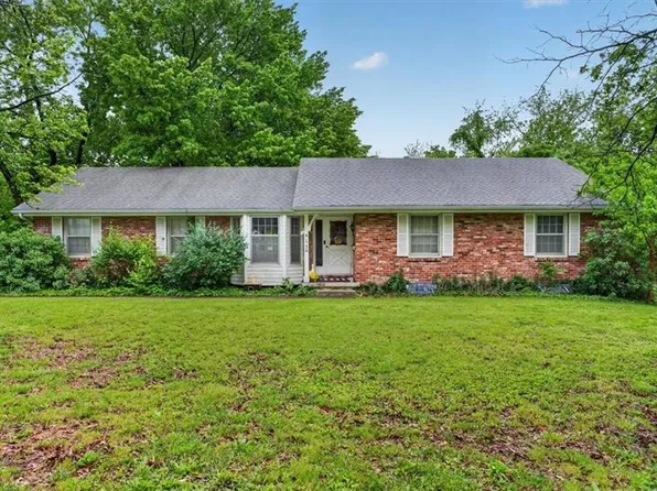 413 SW Sunset Dr, Lees Summit, MO 64081