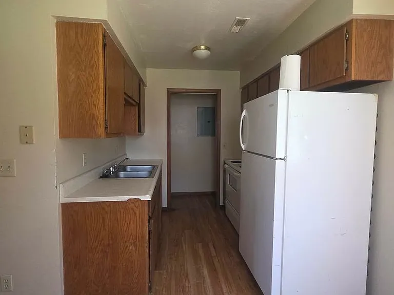 1379 Parkside Dr — Photo 6