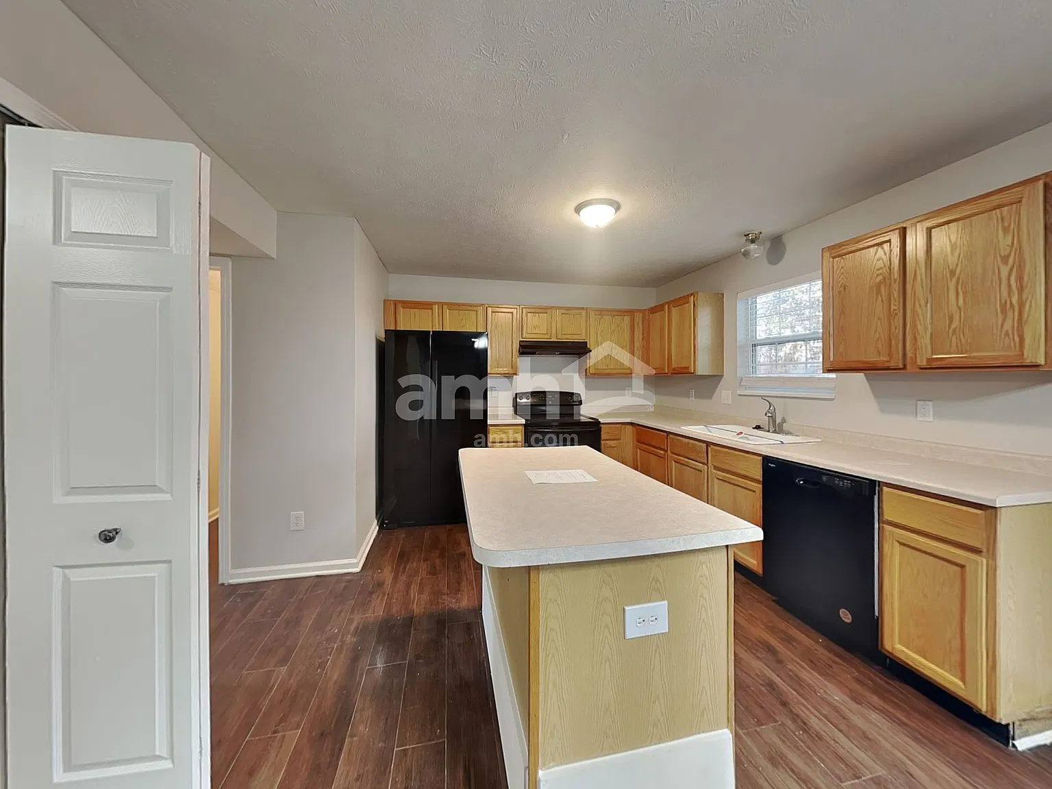 4 bed, 2.5 bath, 1996 sqft, $2,165 — Photo 3