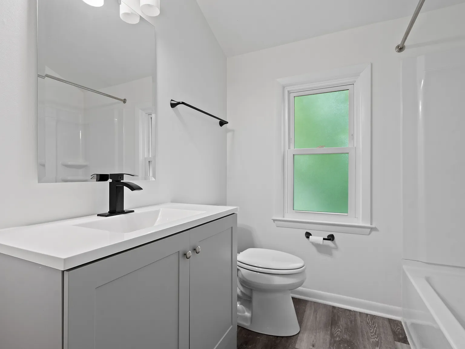 2 bed, 1000 sqft, $1,825 — Photo 2