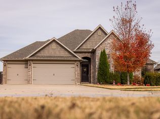 5805 W Murfield Dr, Rogers, AR 72758