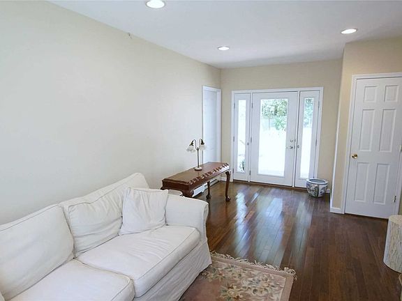 4th image of 8 Bartel Pl