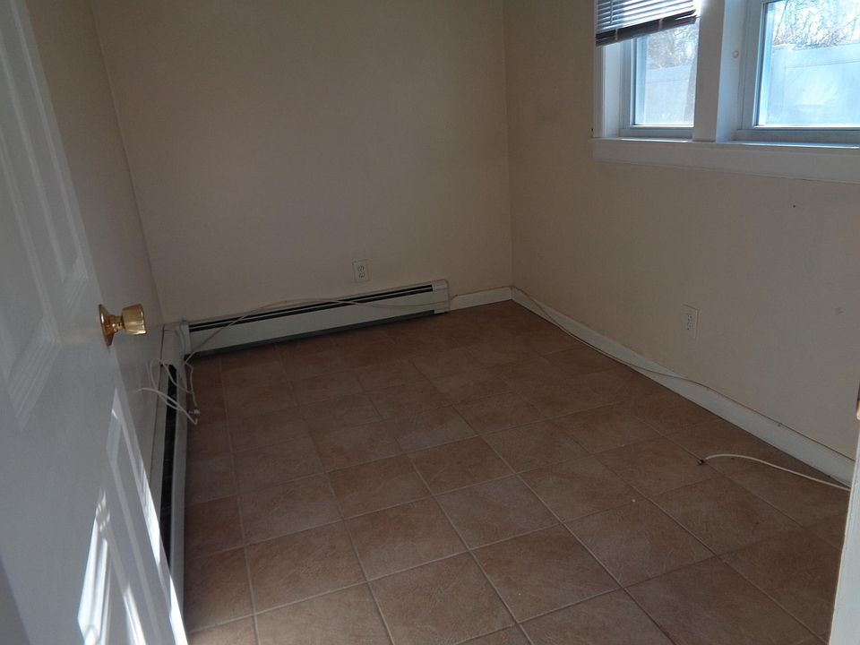 1st image of 33 Hoffman Dr