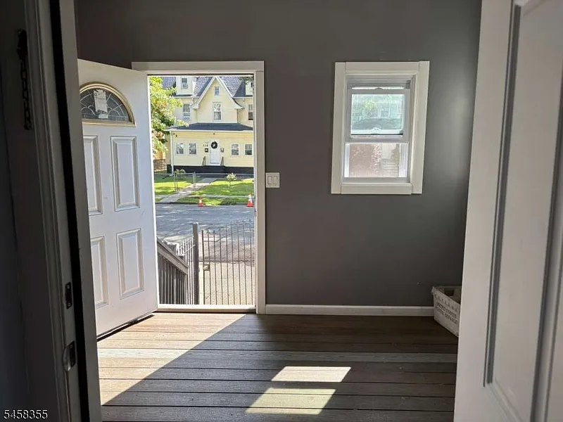 3 bed, 1.0 bath, $2,500 — Photo 2