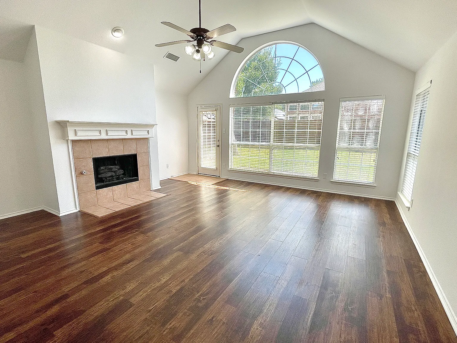 3 bed, 2127 sqft, $2,500 — Photo 2