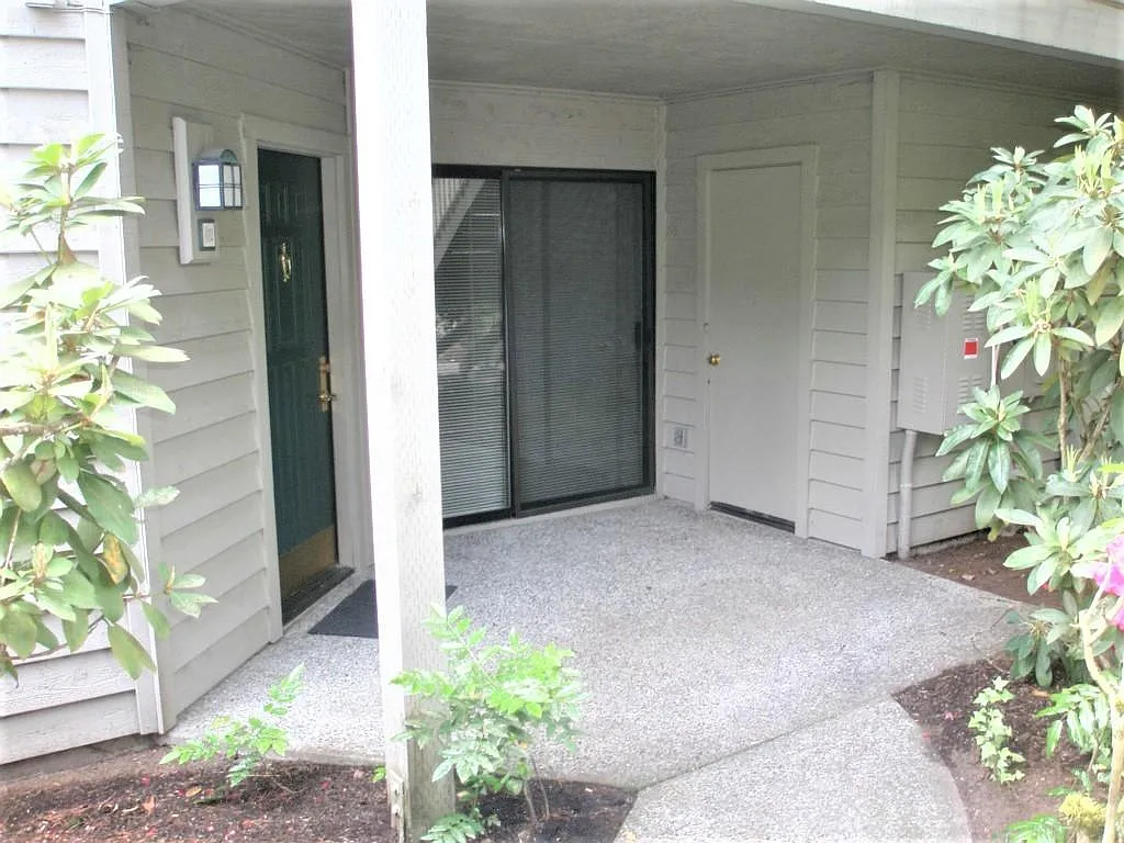 1354 Bellevue Way NE — Photo 4