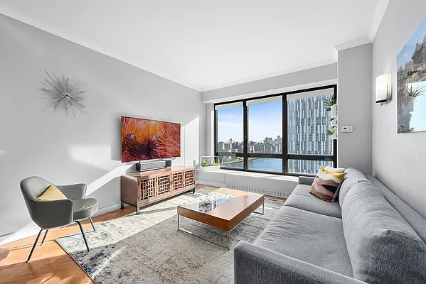 Sold by R New York | media 2