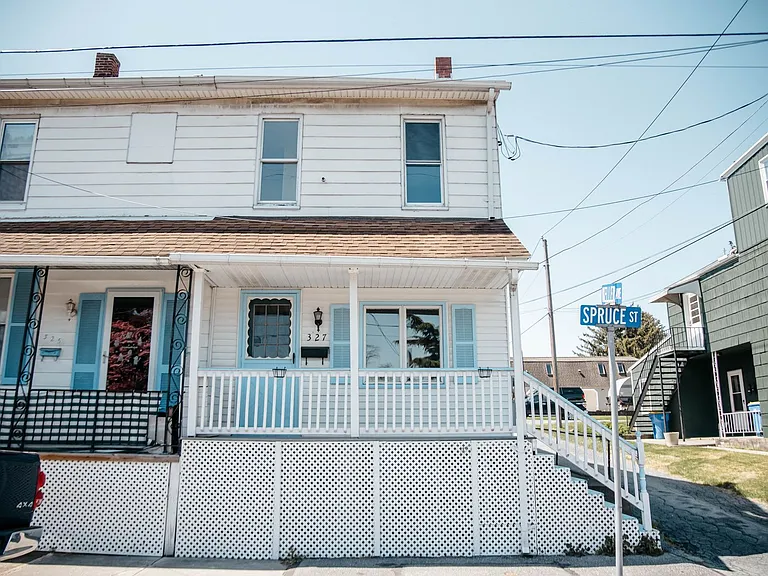 327 Spruce St — Photo 1