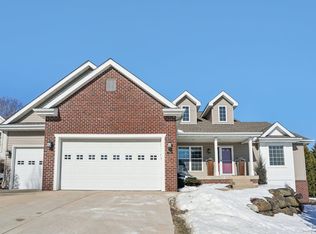 726 Greystone Ln, Middleton, WI 53562