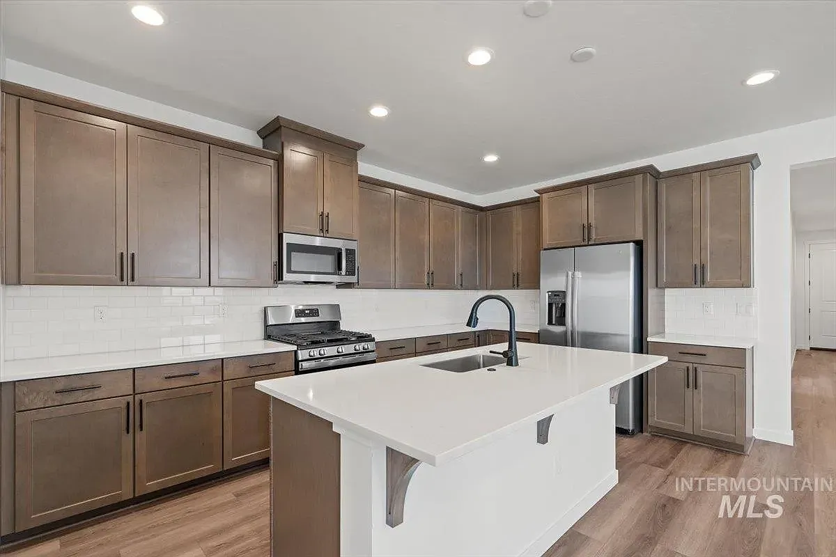 4 bed, 2077 sqft, $2,800 — Photo 4
