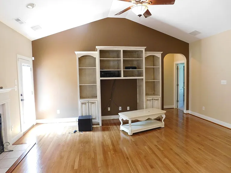 300 Taliaferro Ln — Photo 18