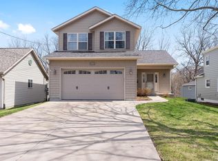 811 31st St, Bettendorf, IA 52722