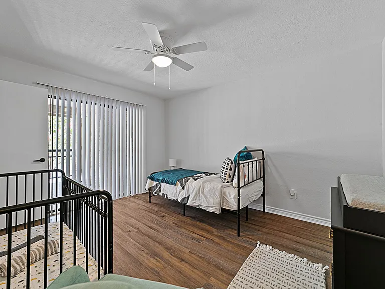 Lakeside Apartments — Photo 28