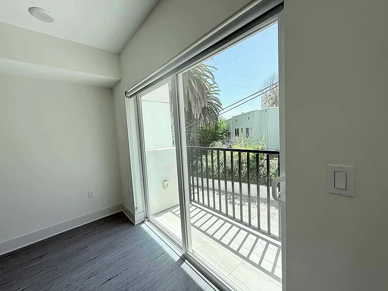 2022 West Sunset Boulevard — Photo 18