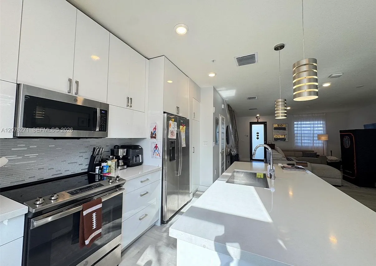 3 bed, 2.5 bath, 1425 sqft, $3,800 — Photo 3
