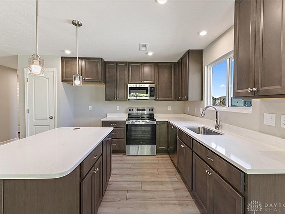 5th image of 524 Iris Dr