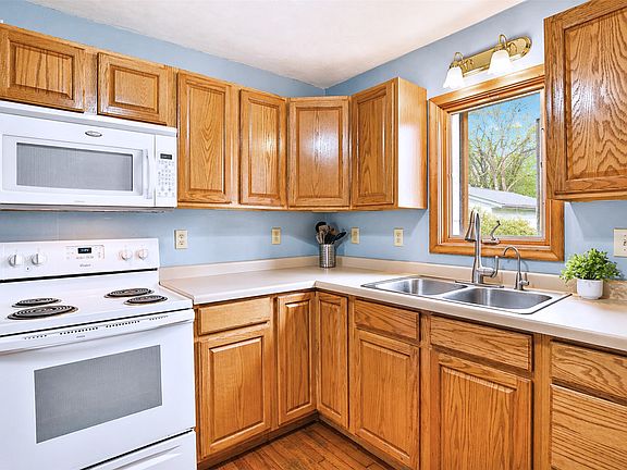 3rd image of 454 E Main Street