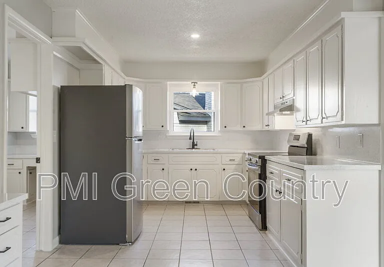 1601 S 1st Pl — Photo 8