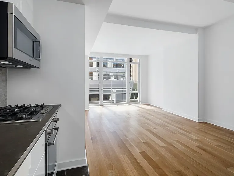 1050 6th Ave #10D — Photo 2