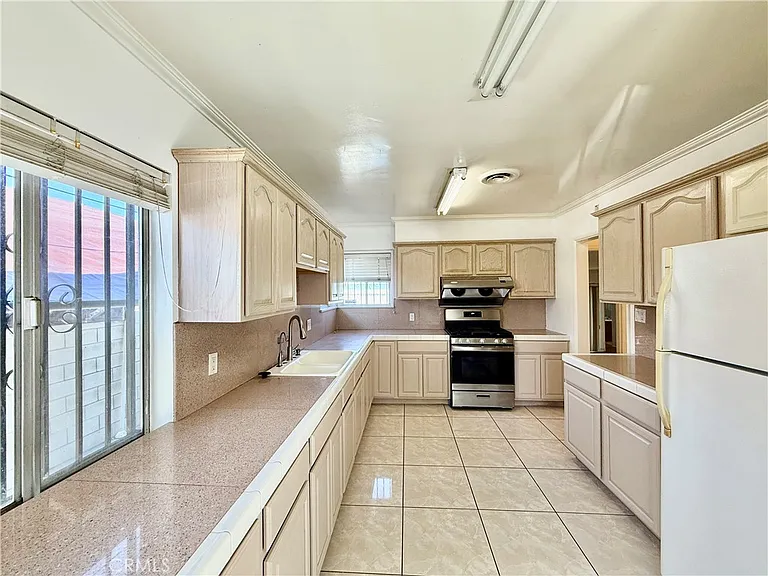 1712 Walnut St — Photo 4