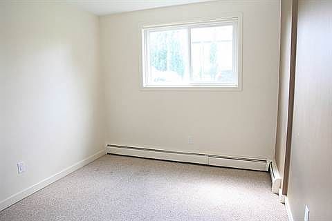 3rd image of 10418 103rd Ave #101