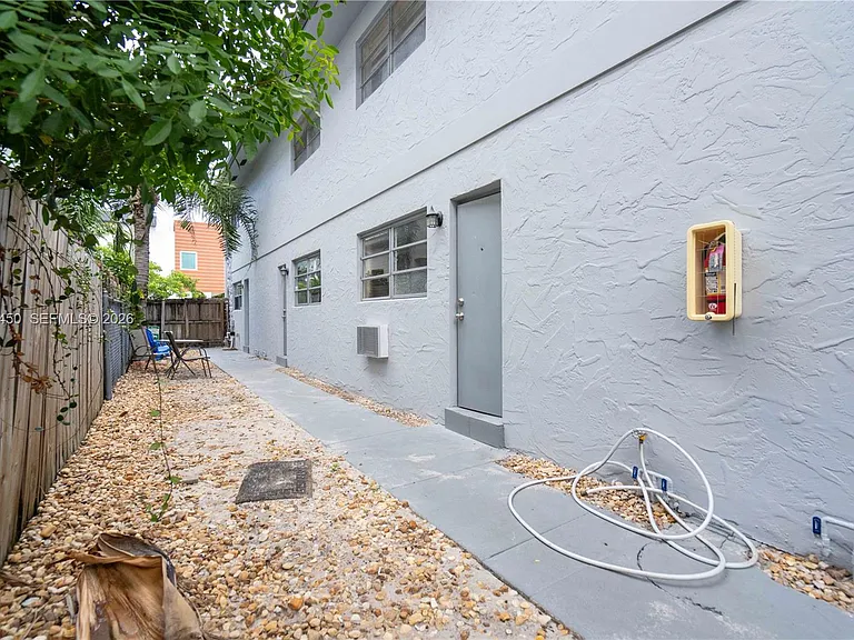 715 NE 6th St #3 — Photo 15