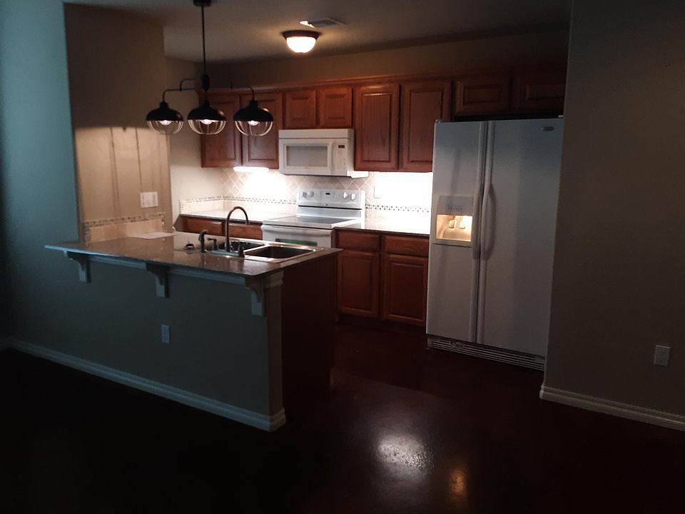 Under counter lighting complimented by industrial black over sink lights. Granite counter tops... the final high end touch!