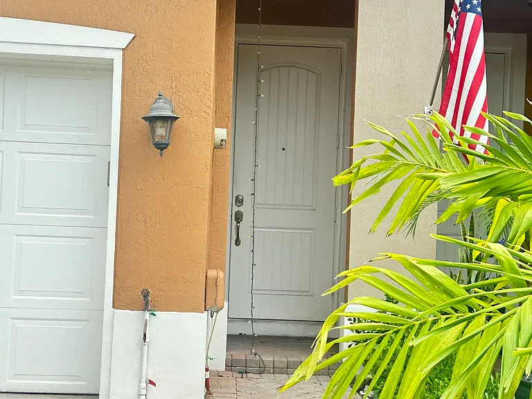 5026 S Astor Cir — Photo 2