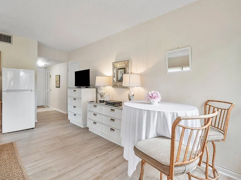 11863 Wimbledon Cir #427 — Photo 4