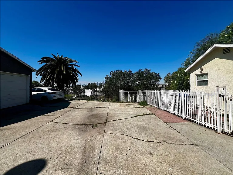 609 Camulos St — Photo 13