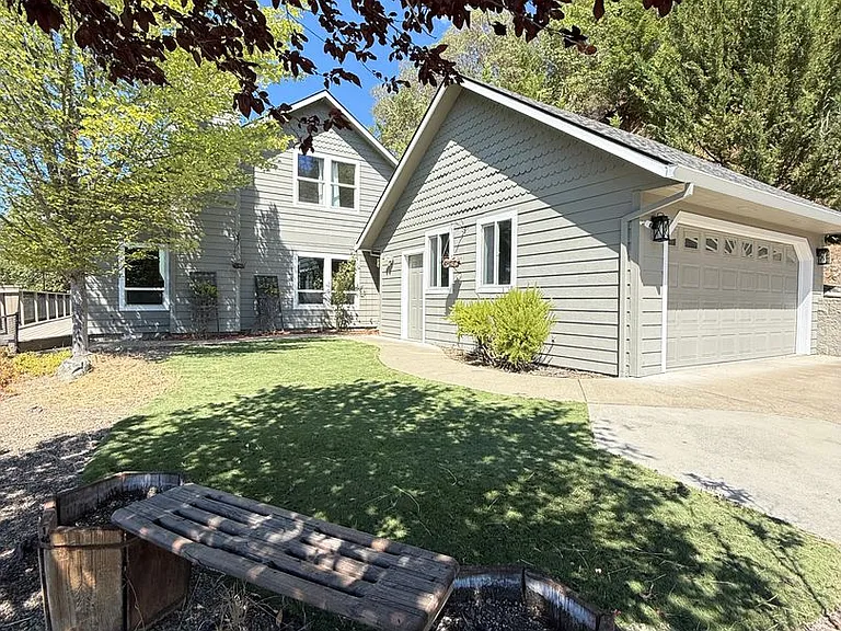 901 Manzanita Dr — Photo 2